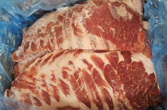 Giá thịt lợn tươi vẫn cao ngất, người dân chuyển hướng mua thịt đông lạnh siêu rẻ