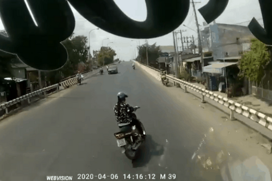 Clip: Cô gái lạng lách trước đầu xe khách bất chấp nguy hiểm bị dân mạng "ném đá"