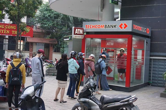 Hà Nội: 'Phớt lờ' COVID-19, nhiều người đứng gần nhau đợi rút tiền tại cây ATM
