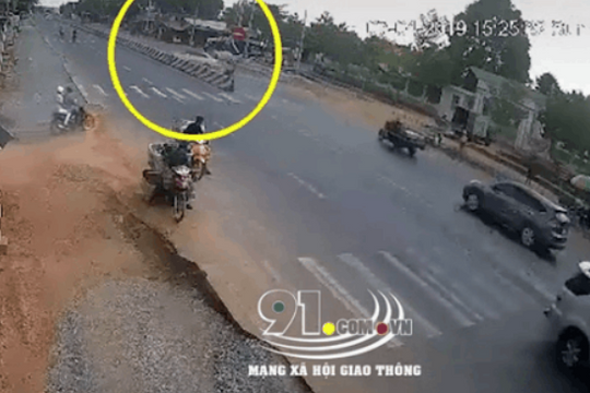 Clip: Ô tô sang đường đầy khó hiểu, gây tai nạn liên hoàn