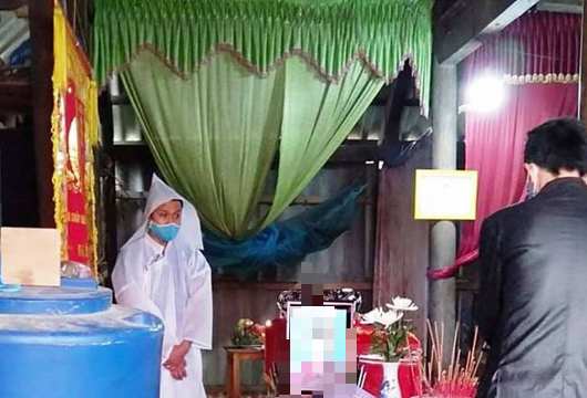 Bị ong rừng đốt chết, người đàn ông nghèo bỏ lại vợ và con thơ