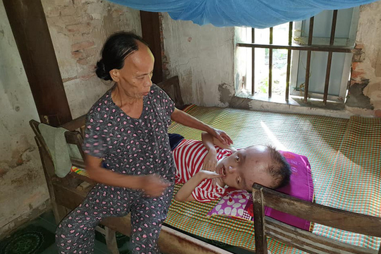 Người đàn bà bệnh tật 30 năm chật vật nuôi chồng, con tàn tật nằm liệt giường