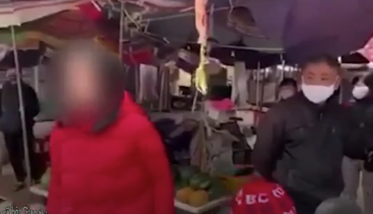 Clip: Người phụ nữ không đeo khẩu trang còn lớn tiếng chửi bới khi bị nhắc nhở gây phẫn nộ