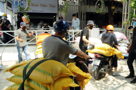 Ảnh: Nhiều người dân mang gạo đến góp cho máy 'ATM gạo' hỗ trợ người nghèo