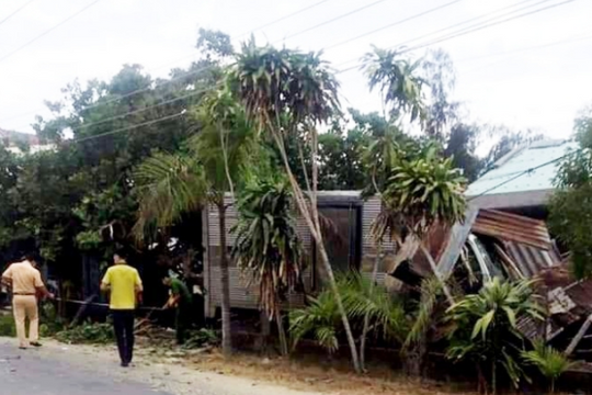 Xe tải mất lái tông 3 người đi tập thể dục thương vong