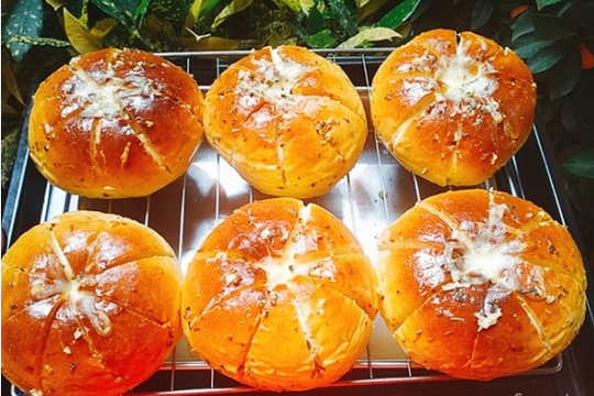 Thất nghiệp mùa dịch, bà nội trợ làm bánh mỳ bơ tỏi đút túi chục triệu/tháng