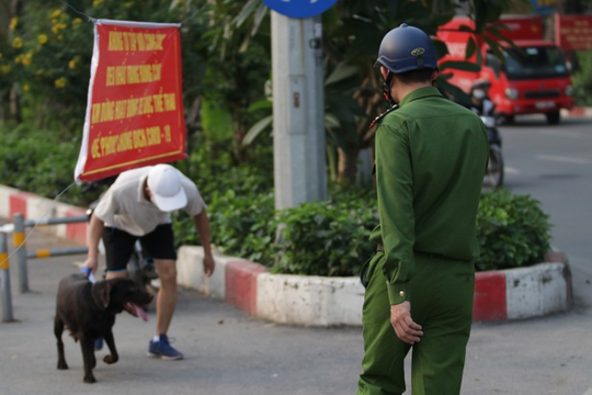 Ảnh: Bất chấp biển cấm, nhiều người nối nhau vào đường đi bộ dài nhất Hà Nội để tập thể dục