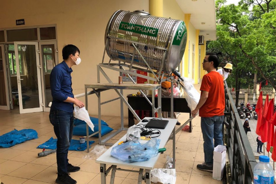 Ảnh: "Cây ATM gạo" giúp người nghèo đầu tiên ở Hà Nội đã hoạt động