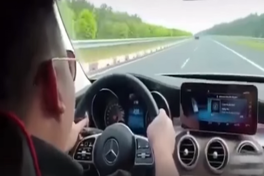 Tài xế Mercedes phóng "bạt mạng"  234km/h trên cao tốc