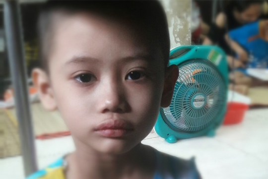 Ám ảnh nỗi buồn trên khuôn mặt của bé gái 6 tuổi bị bệnh ung thư hạch