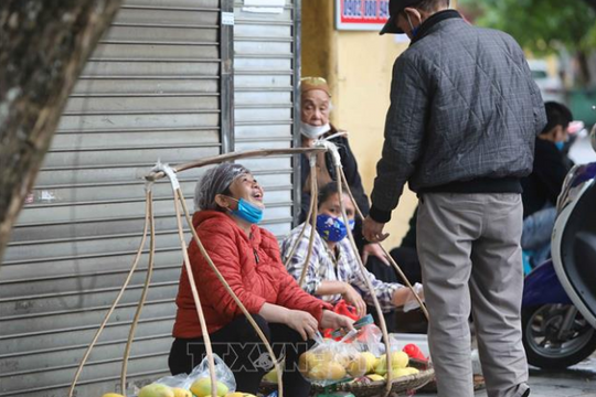Hà Nội: Người bán hàng rong vẫn 'ngược xuôi' trên các ngõ phố