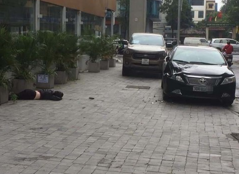 Một người phụ nữ rơi từ tầng cao chung cư xuống đất tử vong