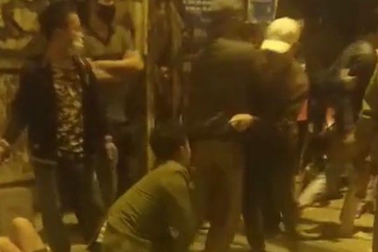 Tạm giữ 4 thanh niên không đeo khẩu trang đánh cán bộ phòng, chống dịch