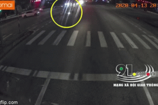 Clip: Vượt đèn đỏ, nam thanh niên đi xe máy tông trúng 2 người đi đường