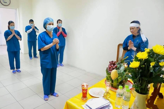 Xúc động hình ảnh nữ điều dưỡng lập bàn thờ chịu tang cha trong bệnh viện dã chiến