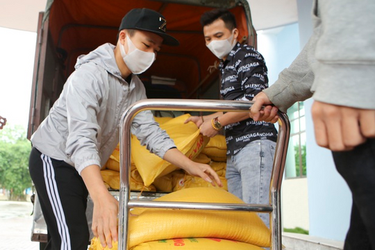 Hà Nội: Nhiều nhà hảo tâm quyên hàng tấn gạo tại “ATM gạo”