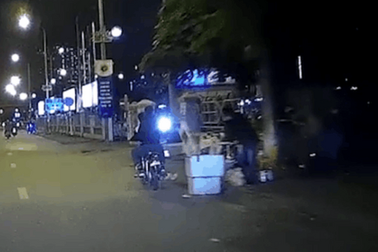 Clip: Thanh niên giật phăng 2 ổ bánh mỳ của người bán hàng ven đường gây phẫn nộ