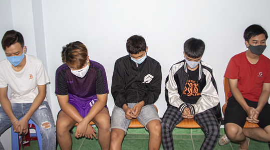 6 học sinh mang theo hung khí chém cô gái 16 tuổi trọng thương