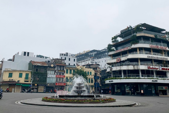 Ảnh: Phố phường Hà Nội trong ngày đầu tiếp tục giãn cách xã hội phòng chống dịch COVID-19