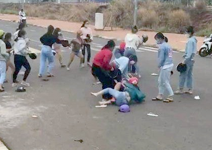 Hàng chục thiếu nữ dùng mũ bảo hiểm lao vào đánh nhau