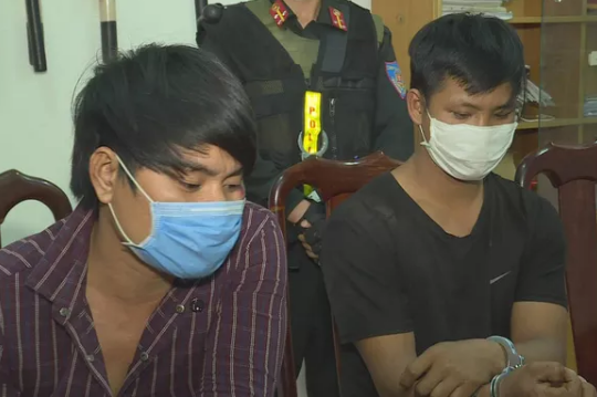 Xử lý 2 thanh niên không đeo khẩu trang, đánh Cảnh sát Cơ động