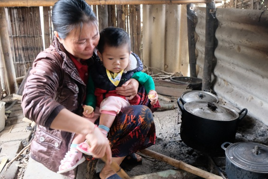 Người mẹ nghèo bất lực không có tiền phẫu thuật tim cho con