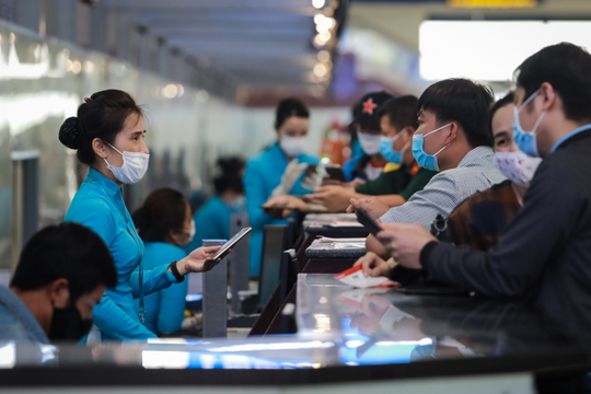 Ảnh: Sân bay đông đúc sau khi tăng cường chuyến bay nội địa