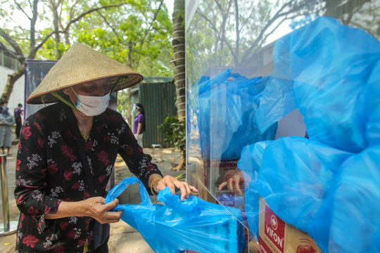 Bác sĩ mở "cây ATM mì và trứng" giúp đỡ người nghèo trong mùa dịch