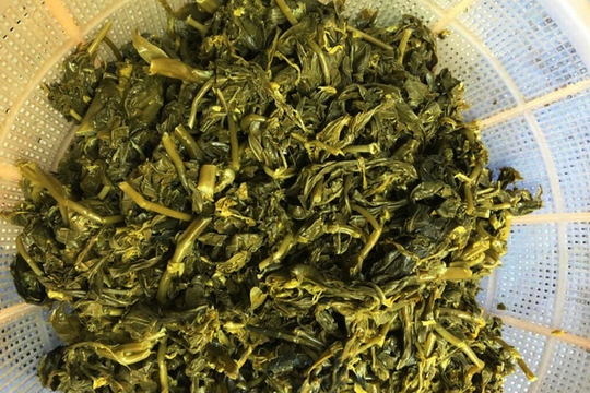 Kiếm tiền triệu mỗi ngày nhờ việc bán rau sắn muối chua