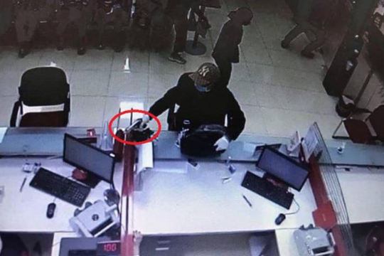 Hà Nội: Truy tìm người đàn ông nổ súng cướp ngân hàng