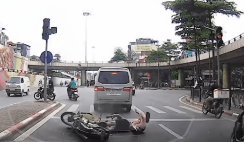 Clip: Đầu trần phóng xe tạt đầu ô tô, đôi nam nữ nhận cái kết "đắng"