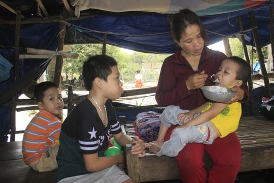 Nhói lòng trước cảnh vợ chồng nghèo vật vã nuôi 3 con thơ bại não