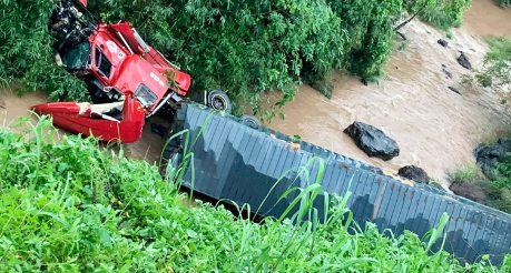 2 xe container đi ngược chiều tông nhau, 1 xe lao xuống vực sâu hơn 20m