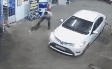 Clip: Dừng xe đổ xăng, tài xế "tiện tay" bê con chó vào trong ô tô gây bức xúc