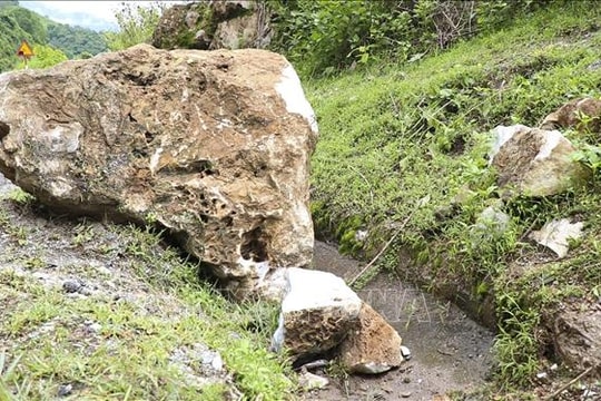 Mưa to kèm giông lốc đẩy đá trên núi lăn xuống khiến 1 người tử vong