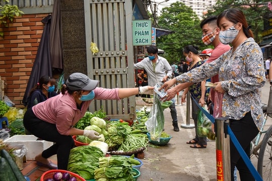 Hà Nội: Chợ dân sinh kẻ vạch, dựng rào phòng dịch Covid-19