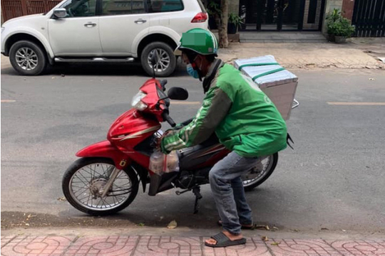 Shipper bị "bom" 5 cốc trà sữa, câu nói khi được mua ủng hộ khiến nhiều người xót xa