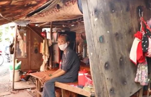 Xót cảnh 2 bà cháu bán vé số dạo sống trong túp lều mục nát cạnh chuồng gà