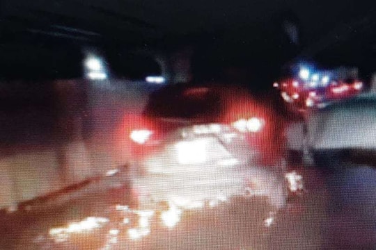 Clip: Ô tô gây tai nạn rồi bỏ chạy, cuốn xe đạp điện vào gầm toé lửa