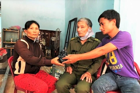 Mua chiếc tủ sắt cũ chứa hơn 200 triệu đồng và vàng, người nhặt ve chai trả lại khổ chủ