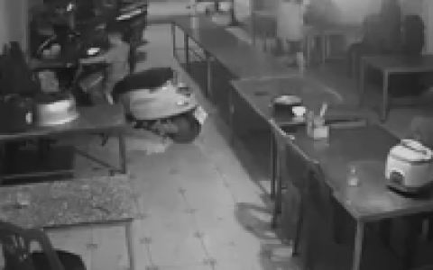 CliP: Khoảnh khắc "nghịch dại" thót tim của cậu bé trên xe máy điện