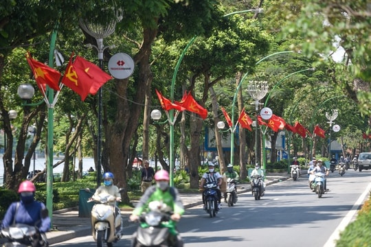 Ảnh: Hà Nội rực rỡ sắc cờ trước ngày lễ lớn 30/4 - 1/5