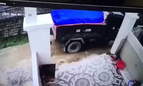 Khởi tố tài xế lùi xe cán chết bé trai rồi xóa dấu vết hiện trường