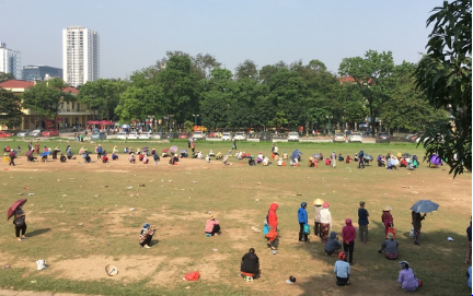 Hà Nội: hàng nghìn người dân "đội nắng" xếp hàng nhận gạo miễn phí trước kỳ nghỉ lễ