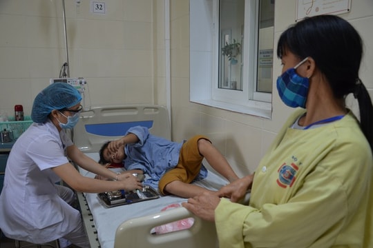 Góa phụ nghèo cầu xin nhà hảo tâm cứu giúp con trai 12 tuổi