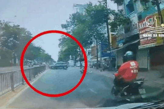 Clip: Ô tô tự tông vào dải phân cách, chiếc xe máy đi ngay sau càng gây chú ý