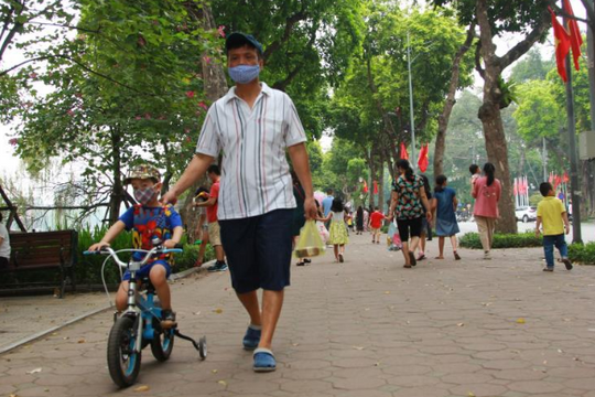 Ảnh: Công viên đóng cửa tránh dịch, dân thủ đô đổ về Hồ Gươm chơi lễ