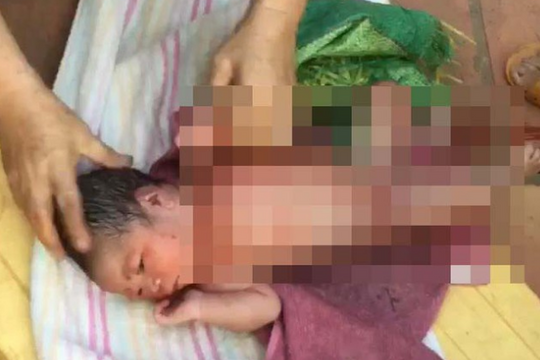 Xót xa bé gái sơ sinh bị bỏ rơi khóc thảm thiết trong khu nghĩa địa