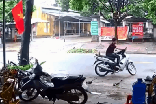 Clip: Không đội mũ bảo hiểm điều khiển xe máy theo cách khó hiểu, thanh niên súyt mất mạng
