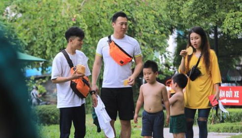 Ảnh: Nhiều người dân chủ quan không đeo khẩu trang phòng, chống dịch COVID-19